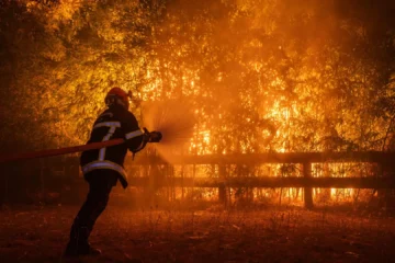 Francia alcanza las 115.000 hectáreas quemadas, con 30 incendios diarios y Macron en ‘modo crisis’