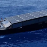 Confunden esta extraña embarcación con una narcolancha: así es el barco que usa la energía del Sol para navegar