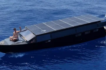 Confunden esta extraña embarcación con una narcolancha: así es el barco que usa la energía del Sol para navegar