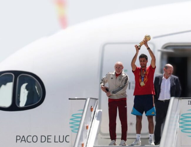 Los campeones del mundo llegan a una España que los recibe como héroes