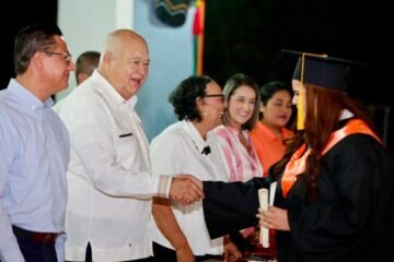 Egresan 137 jóvenes del CECyTE Santiago
