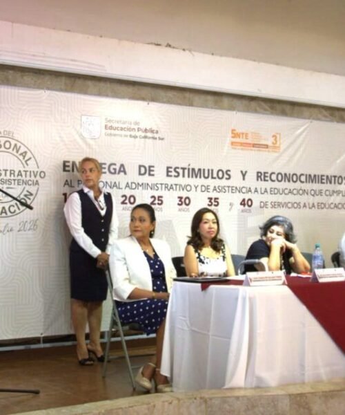 Entregan estímulos a personal administrativo de la SEP por años de servicio