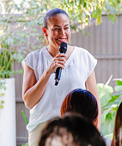 Milena Quiroga dialoga con jóvenes de la colonia Vista Hermosa, en San José del Cabo 
