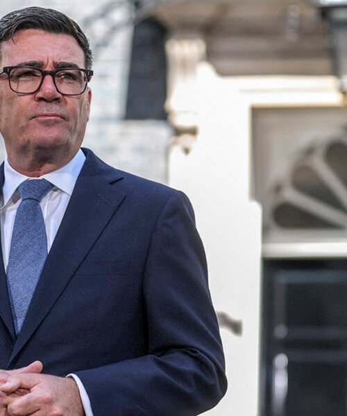 Andy Burnham toma posesión como primer ministro de Reino Unido; promete nuevo modelo político y económico