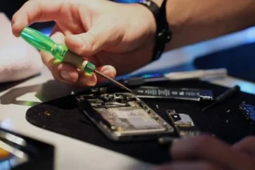 Adiós a la obsolescencia programada: una nueva ley te permitirá reparar tu móvil o tablet aunque ya no tenga garantía