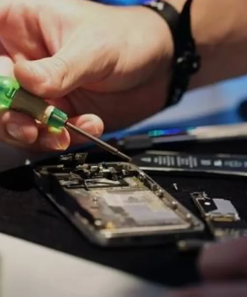 Adiós a la obsolescencia programada: una nueva ley te permitirá reparar tu móvil o tablet aunque ya no tenga garantía