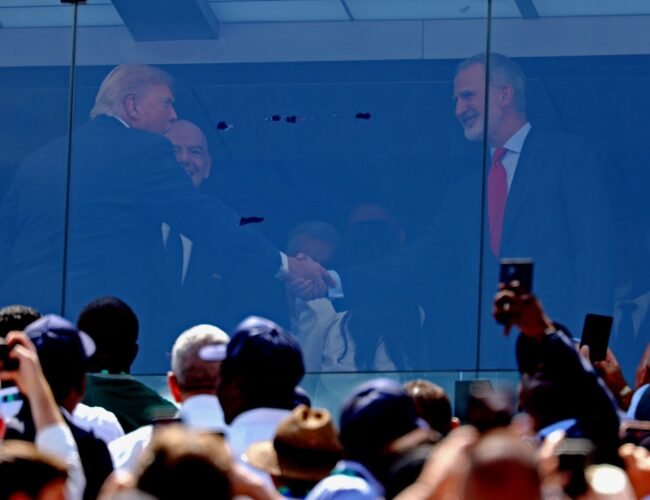 Trump saluda a Felipe VI y Pedro Sánchez en el palco de la final