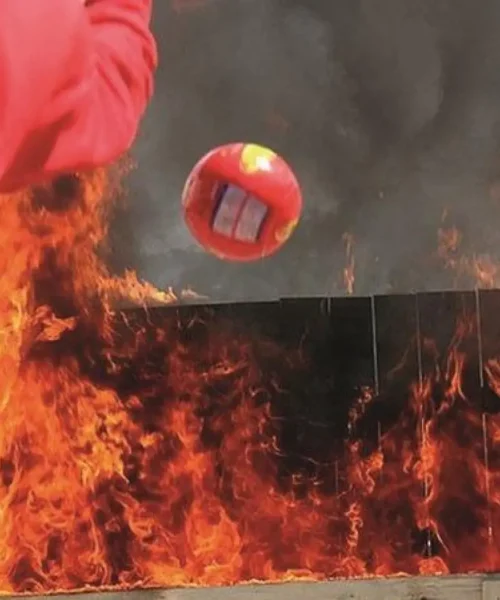 Bombas antiincendios: el invento que apaga fuegos desde lejos y en menos de 10 segundos