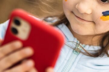 Von der Leyen plantea limitar acceso de niños a redes sociales