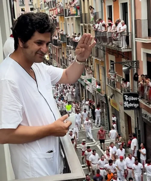 Morante de la Puebla observa el cuarto encierro de San Fermín desde el balcón de un hotel en Pamplona