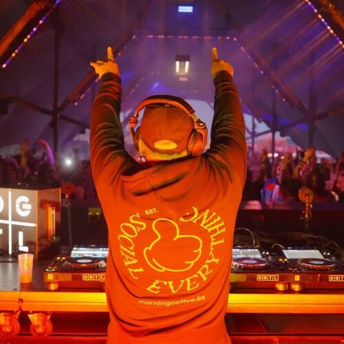 Un DJ, una pantalla y mucho pum pum pum: así son los lunes de cineclub en la Sala Apolo