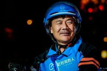 De la moto eléctrica a icono de la literatura obrera: el repartidor de comida que ganó el mayor premio de poesía de China