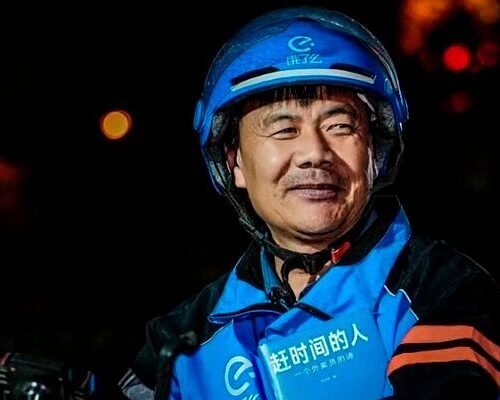 De la moto eléctrica a icono de la literatura obrera: el repartidor de comida que ganó el mayor premio de poesía de China