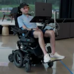 Elon Musk avanza con Neuralink: su chip permite controlar una silla de ruedas con la mente
