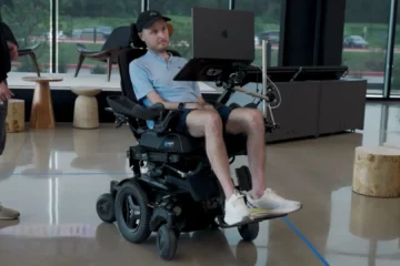 Elon Musk avanza con Neuralink: su chip permite controlar una silla de ruedas con la mente