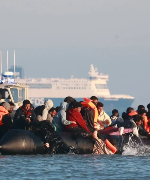 Rescatan a más de 150 migrantes a la deriva en aguas del Canal de la Mancha tras incendiarse una embarcación