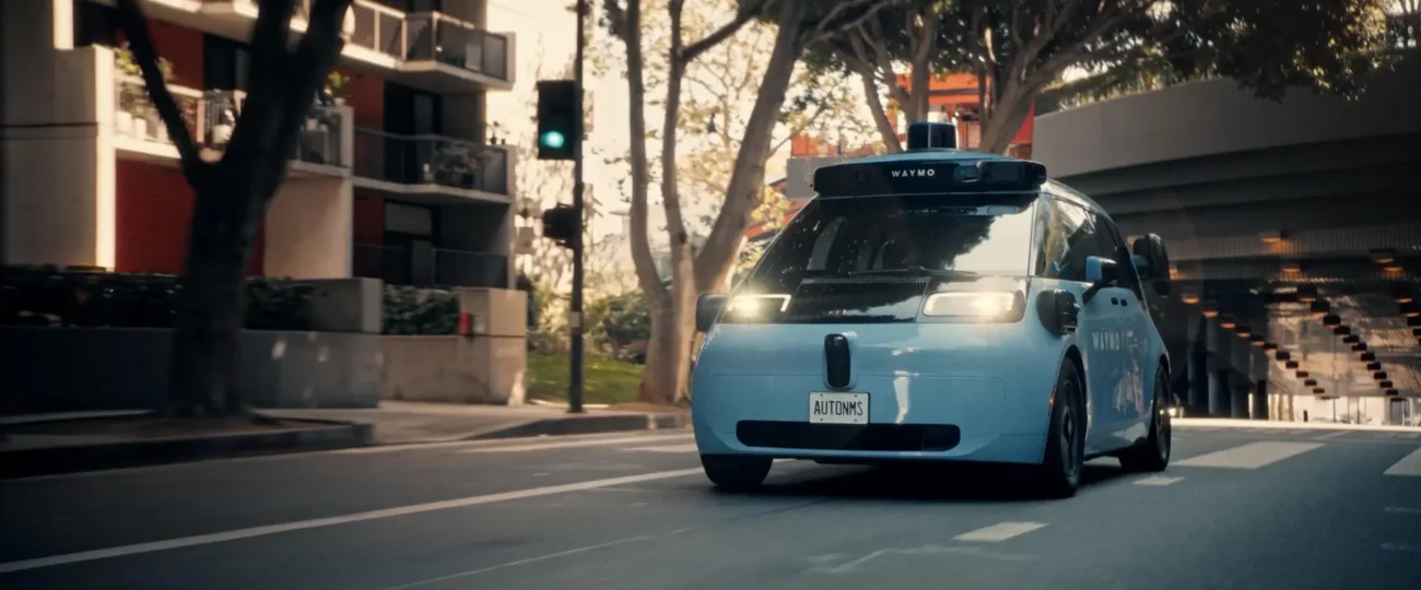 Waymo tiene nuevo robotaxi: integra conducción autónoma y Gemini como asistente virtual