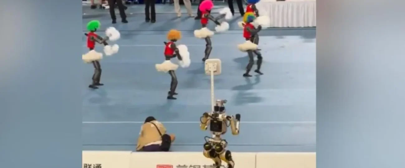 Un humanoide se hace viral tras ‘distraerse’ con unas animadoras robot: termina en el suelo