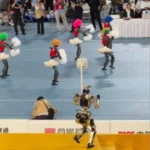 Un humanoide se hace viral tras ‘distraerse’ con unas animadoras robot: termina en el suelo