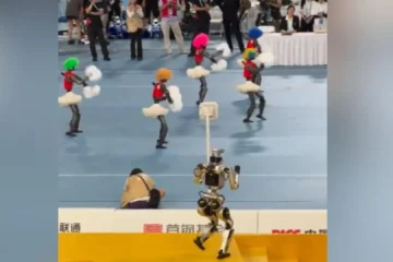 Un humanoide se hace viral tras ‘distraerse’ con unas animadoras robot: termina en el suelo