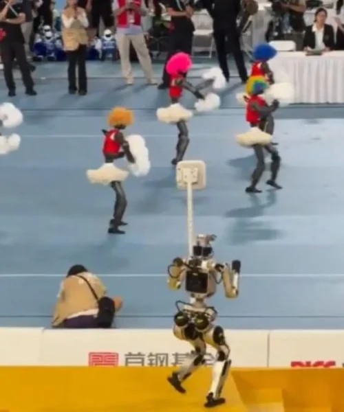 Un humanoide se hace viral tras ‘distraerse’ con unas animadoras robot: termina en el suelo