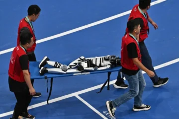 Las imágenes más impactantes de los robots humanoides en los Juegos de Pekín: rescates médicos, tropiezos, explosiones…