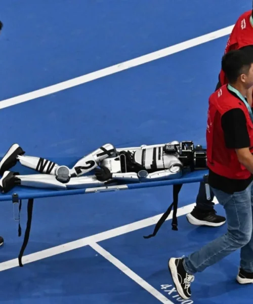 Las imágenes más impactantes de los robots humanoides en los Juegos de Pekín: rescates médicos, tropiezos, explosiones…