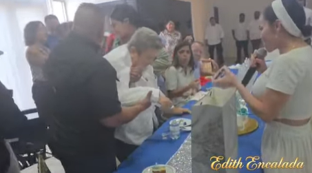 Edith Encalada entrega de manera distintiva la medalla honorífica “Guadalupe ramos “Ánimas que no amanezca” a Don Gastón Alegre López en el marco de su 93 aniversario