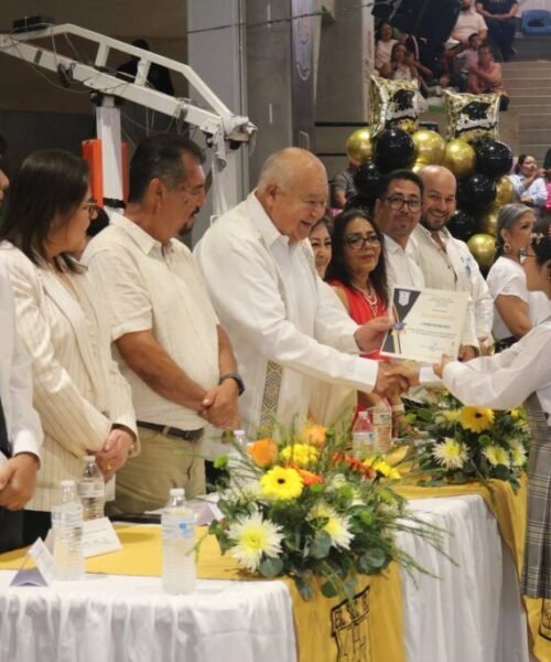 Más de 37 mil estudiantes concluyeron la educación básica en BCS