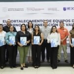 Once servidores públicos reciben becas para estudiar