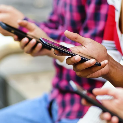 Recomiendan a México fijar la edad mínima para tener redes sociales