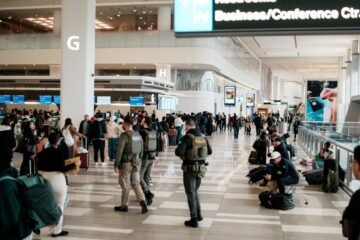 EE.UU. detiene hasta 40 migrantes al día en aeropuertos