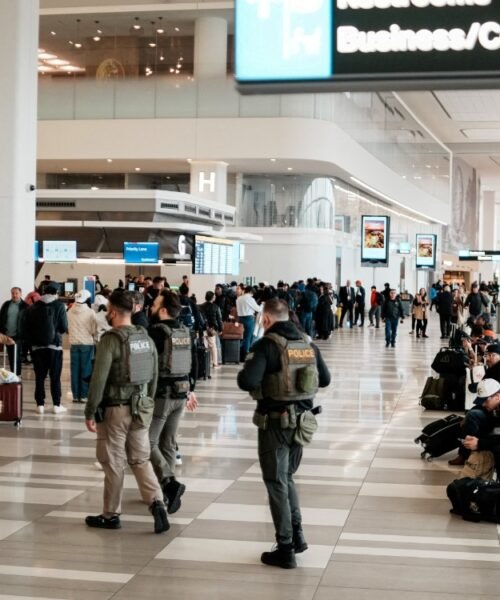 EE.UU. detiene hasta 40 migrantes al día en aeropuertos