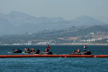 España instala una barrera flotante en Ceuta tras la afluencia de migrantes