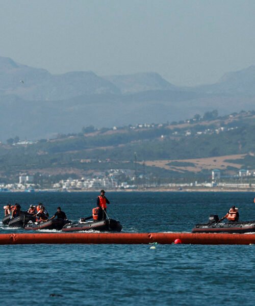 España instala una barrera flotante en Ceuta tras la afluencia de migrantes