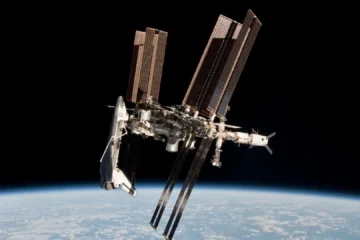 Los nuevos paneles solares de la Estación Espacial no necesitan motores: se despliegan solos hasta alcanzar 19 metros