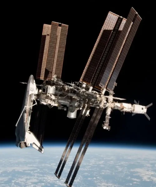 Los nuevos paneles solares de la Estación Espacial no necesitan motores: se despliegan solos hasta alcanzar 19 metros
