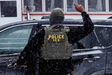 Agentes de ICE usarán guantes que dan descargas eléctricas