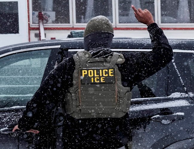 Agentes de ICE usarán guantes que dan descargas eléctricas