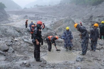 Nepal eleva a 903 los muertos y a 4,247 los desaparecidos por la devastadora riada