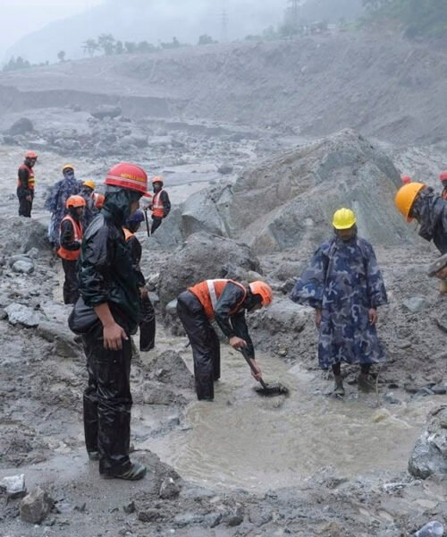 Nepal eleva a 903 los muertos y a 4,247 los desaparecidos por la devastadora riada
