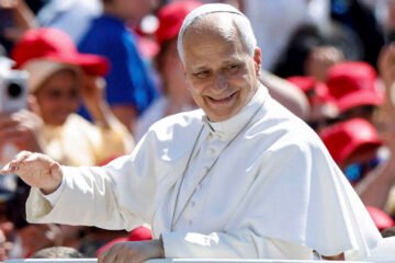 Milei celebra ‘visita histórica’ del papa León XIV en noviembre