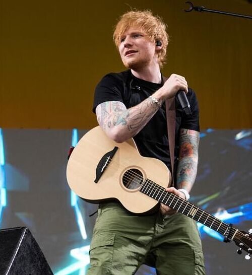 Ed Sheeran vuelve a los escenarios entre protestas propalestinas tras la expulsión de Macklemore y se emociona: «He cometido errores, y lo siento muchísimo»