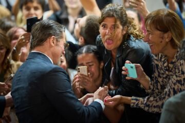 El paraíso de los cazadores de autógrafos y selfis en el Festival de San Sebastián: «Si veo a Brad Pitt, le voy a pedir su número y que me invite a un café»