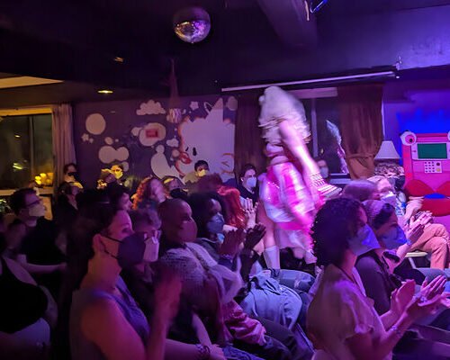 Lesbianas, mascarillas, trols y artículos virales: ¿pagaría usted por leer esta historia?