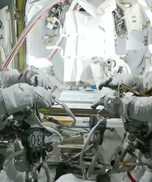 Una caminata espacial de casi siete horas en la Estación Espacial acaba con un problema en el traje de una astronauta