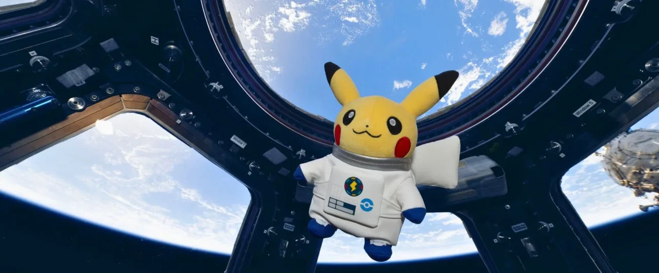 Pikachu flota en la Estación Espacial Internacional: la ciencia que se esconde detrás de un peluche en órbita