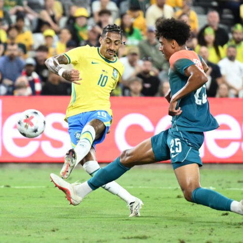 Raphinha, liberado por Brasil por una lesión leve, regresa a Barcelona