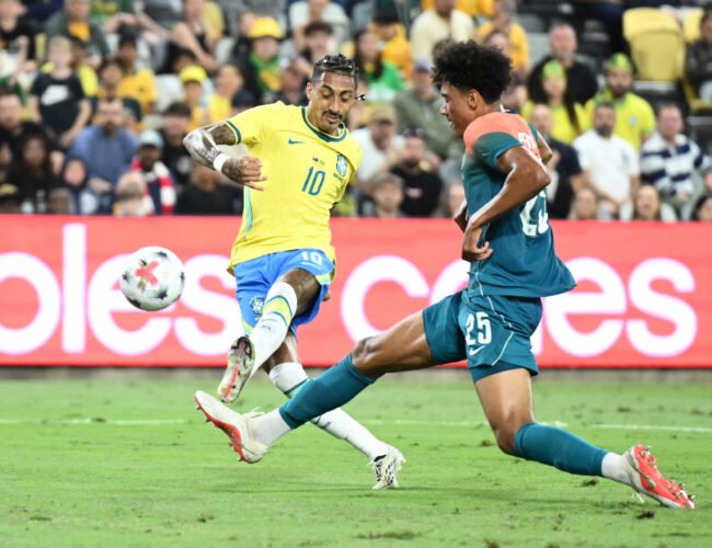 Raphinha, liberado por Brasil por una lesión leve, regresa a Barcelona
