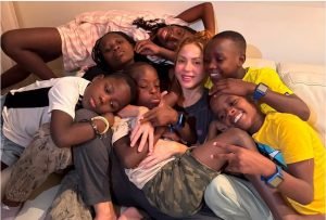 SHAKIRA VOLVIÓ A CONTAR NIÑOS HUERFANOS PARA SU SHOW EN ESPAÑA